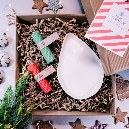 Świąteczny zestaw prezentowy | 2 świece słupkowe i ceramiczny świecznik | 100% wosk pszczeli