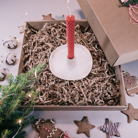 Świąteczny zestaw prezentowy | 3 świece stołowe i ceramiczny świecznik | 100% wosk pszczeli