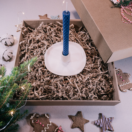 Świąteczny zestaw prezentowy | 3 świece stołowe i ceramiczny świecznik | 100% wosk pszczeli