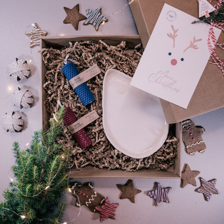 Świąteczny zestaw prezentowy | 2 świece słupkowe i ceramiczny świecznik | 100% wosk pszczeli