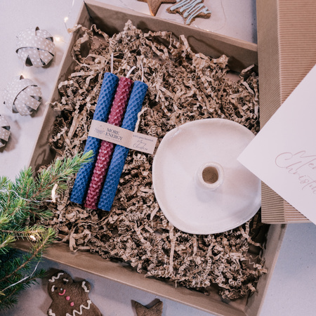 Świąteczny zestaw prezentowy | 3 świece stołowe i ceramiczny świecznik | 100% wosk pszczeli