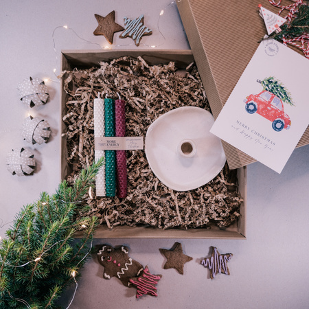 Świąteczny zestaw prezentowy | 3 świece stołowe i ceramiczny świecznik | 100% wosk pszczeli