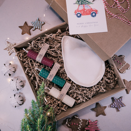 Świąteczny zestaw prezentowy | 3 świece słupkowe i ceramiczny świecznik | 100% wosk pszczeli