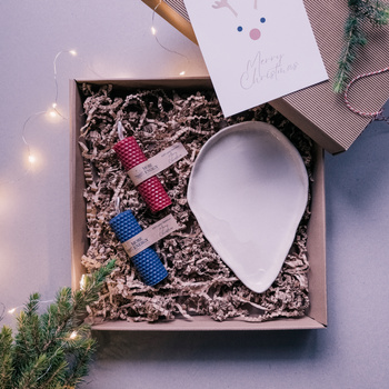 Świąteczny zestaw prezentowy | 2 świece słupkowe i ceramiczny świecznik | 100% wosk pszczeli