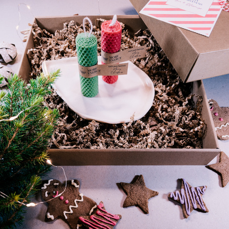 Świąteczny zestaw prezentowy | 2 świece słupkowe i ceramiczny świecznik | 100% wosk pszczeli