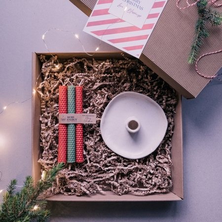 Świąteczny zestaw prezentowy | 3 świece stołowe i ceramiczny świecznik | 100% wosk pszczeli