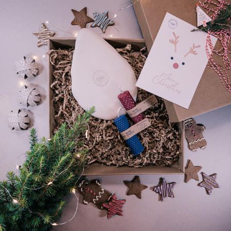 Świąteczny zestaw prezentowy | 2 świece słupkowe i ceramiczny świecznik | 100% wosk pszczeli