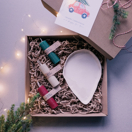 Świąteczny zestaw prezentowy | 3 świece słupkowe i ceramiczny świecznik | 100% wosk pszczeli