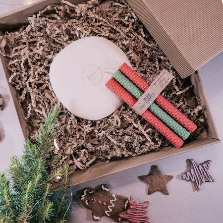 Świąteczny zestaw prezentowy | 3 świece stołowe i ceramiczny świecznik | 100% wosk pszczeli