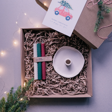 Świąteczny zestaw prezentowy | 3 świece stołowe i ceramiczny świecznik | 100% wosk pszczeli