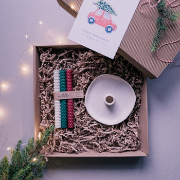 Świąteczny zestaw prezentowy | 3 świece stołowe i ceramiczny świecznik | 100% wosk pszczeli