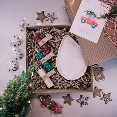 Świąteczny zestaw prezentowy | 3 świece słupkowe i ceramiczny świecznik | 100% wosk pszczeli