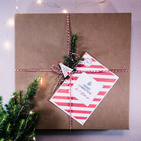 Świąteczny zestaw prezentowy | 2 świece słupkowe i ceramiczny świecznik | 100% wosk pszczeli