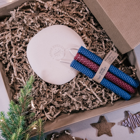 Świąteczny zestaw prezentowy | 3 świece stołowe i ceramiczny świecznik | 100% wosk pszczeli