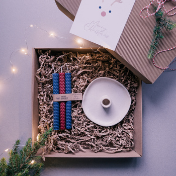 Świąteczny zestaw prezentowy | 3 świece stołowe i ceramiczny świecznik | 100% wosk pszczeli