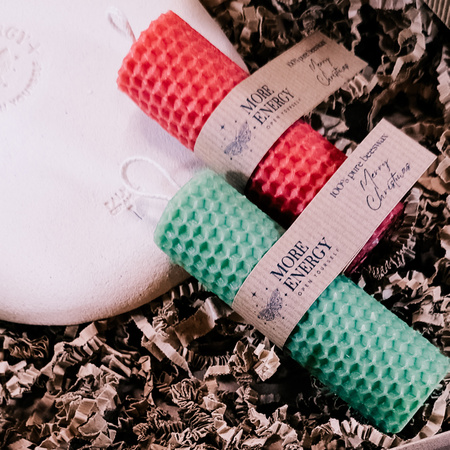Świąteczny zestaw prezentowy | 2 świece słupkowe i ceramiczny świecznik | 100% wosk pszczeli