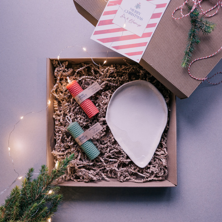 Świąteczny zestaw prezentowy | 2 świece słupkowe i ceramiczny świecznik | 100% wosk pszczeli