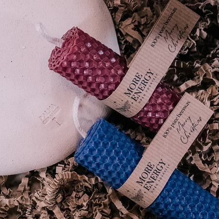 Świąteczny zestaw prezentowy | 2 świece słupkowe i ceramiczny świecznik | 100% wosk pszczeli