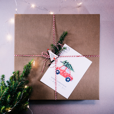 Świąteczny zestaw prezentowy | 3 świece stołowe i ceramiczny świecznik | 100% wosk pszczeli