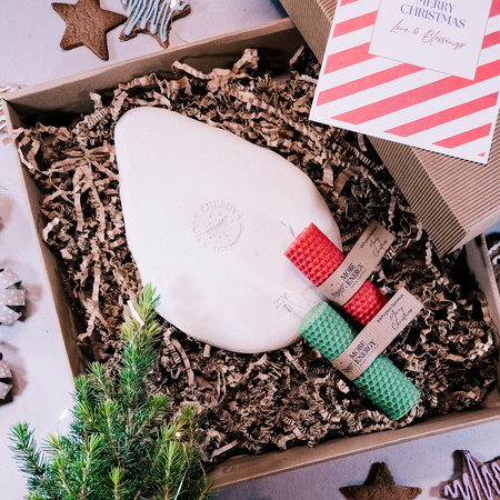 Świąteczny zestaw prezentowy | 2 świece słupkowe i ceramiczny świecznik | 100% wosk pszczeli