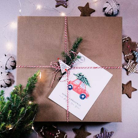 Świąteczny zestaw prezentowy | 3 świece stołowe i ceramiczny świecznik | 100% wosk pszczeli