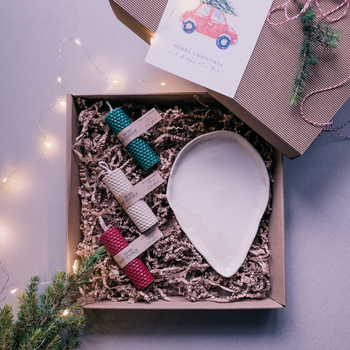 Świąteczny zestaw prezentowy | 3 świece słupkowe i ceramiczny świecznik | 100% wosk pszczeli