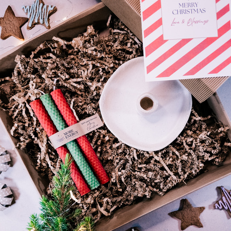 Świąteczny zestaw prezentowy | 3 świece stołowe i ceramiczny świecznik | 100% wosk pszczeli