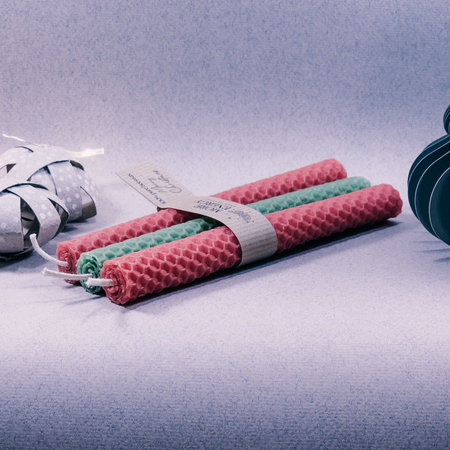 3 świece stołowe ciepła czerwień - świeża zieleń | Naturalne świece z wosku pszczelego | 100% wosk pszczeli