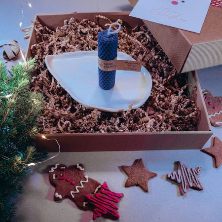 Świąteczny zestaw prezentowy | 2 świece słupkowe i ceramiczny świecznik | 100% wosk pszczeli